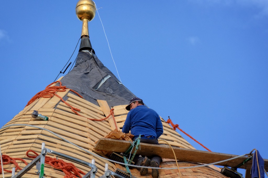 Restauration de tourelle et clocher patrimonial avec couverture ardoise et clins de bois par Dillée Charpente